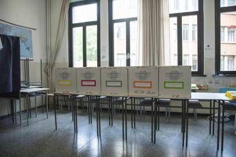 Referendum, affluenza parziale sotto il 30%. Fazzolari: "Governo rafforzato" Referendum, affluenza parziale sotto il 30%. Fazzolari: "Governo rafforzato"