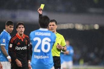 Olivera abbatte Smolcic, arbitro assegna rigore. Conte chiede un rosso: caos in Napoli-Como Olivera abbatte Smolcic, arbitro assegna rigore. Conte chiede un rosso: caos in Napoli-Como