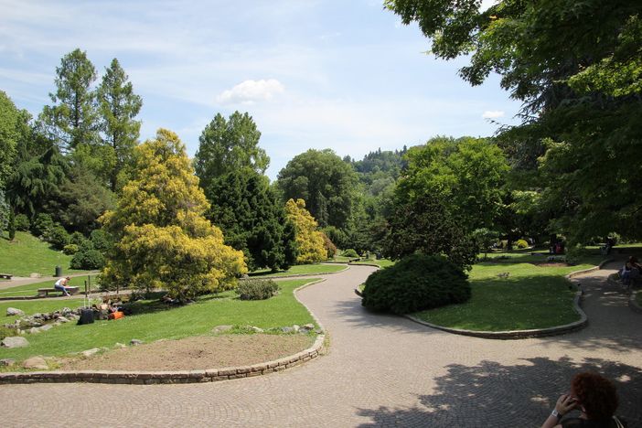Ha un infarto mentre fa jogging al parco del Valentino: l'ambulanza rimane bloccata dai dissuasori