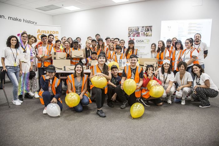 Luciana Littizzetti con i dipendenti Amazon e Casa Ugi a Torrazza Luciana Littizzetti con i dipendenti Amazon e Casa Ugi a Torrazza