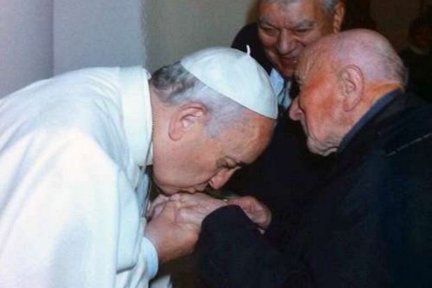 Don Nicola durante il suo incontro con il Papa