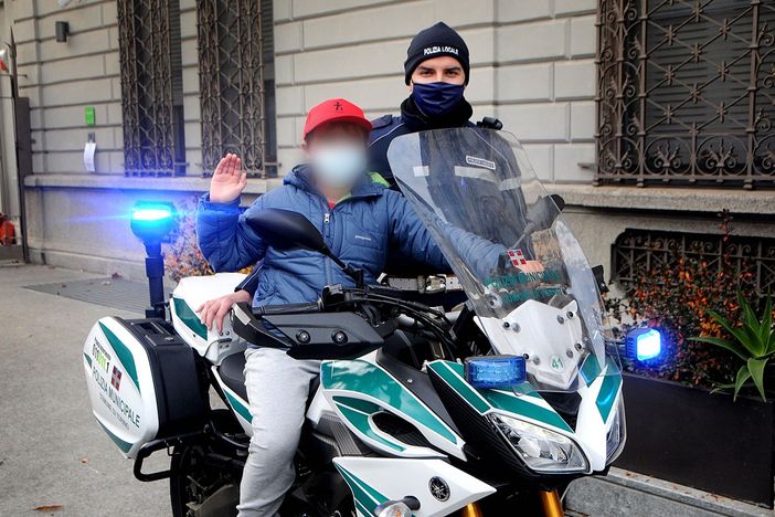 La polizia municipale raccoglie fondi a sostegno delle famiglie con bambini affetti da malattie o disabilità
