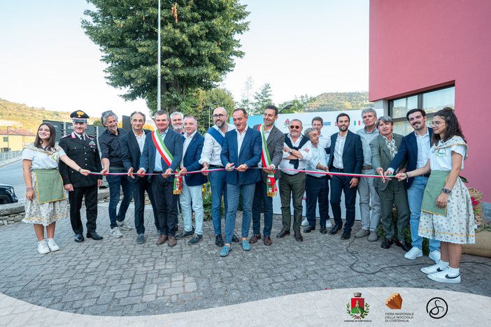 La Fiera Nazionale della Nocciola di Cortemilia si presenta al grattacielo della Regione La Fiera Nazionale della Nocciola di Cortemilia si presenta al grattacielo della Regione