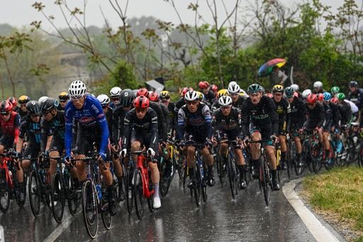 La spunta Groves a Salerno ma piovono cadute: Remco fa il bis d'asfalto La spunta Groves a Salerno ma piovono cadute: Remco fa il bis d'asfalto
