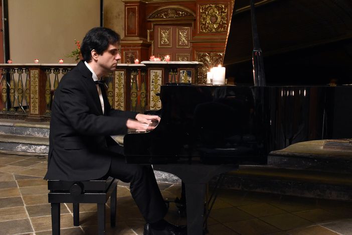 Fabrizio Sandretto, il Pianista del Buio in concerto nella Cappella Mandina di Grugliasco