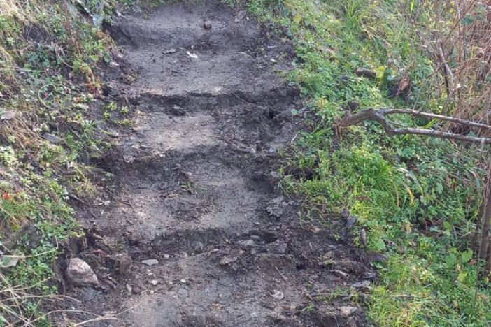 Alcuni dei gradini vandalizzati