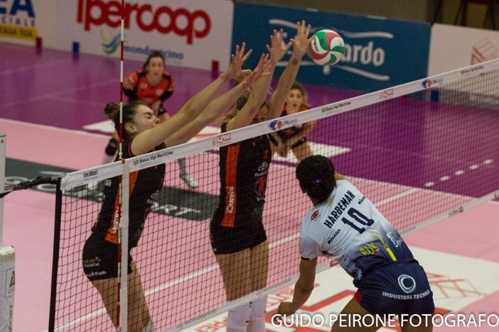 Hardeman in attacco nel match contro il Macerata Hardeman in attacco nel match contro il Macerata