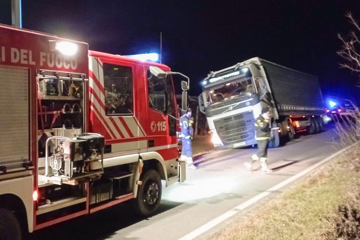 Camion fuori strada: chiusa la sp 156 tra Bibiana e Cavour