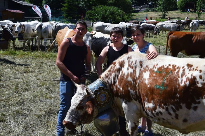 La Miss Mucca di Pragelato Partensa con, da sinistra, Ettore e i suoi fratelli Edoardo ed Elisabetta