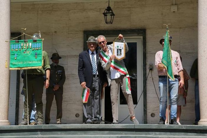 Il capogruppo Carlo Travers con il sindaco di San Germano Chisone Andrea Garrone