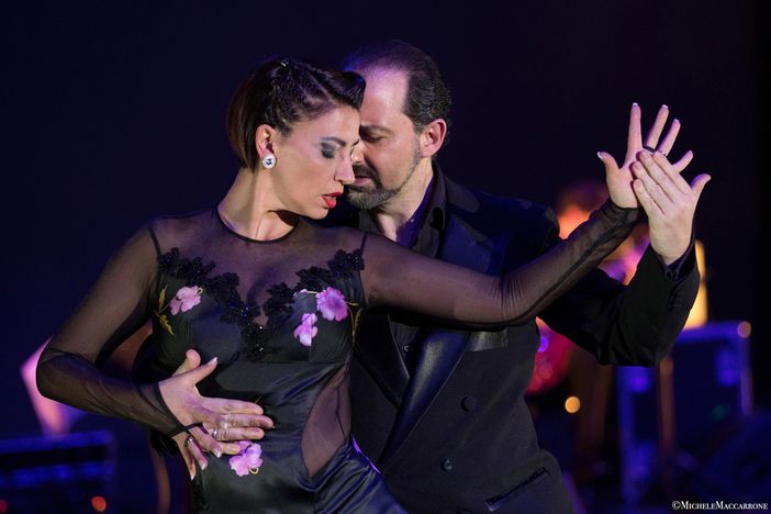 Combo da ostello a palco multidisciplinare: 50 spettacoli estivi tra teatro, musica, circo e letteratura Combo da ostello a palco multidisciplinare: 50 spettacoli estivi tra teatro, musica, circo e letteratura