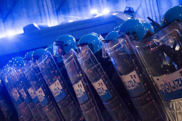 Polizia schierata davanti al Cpr - Foto di repertorio