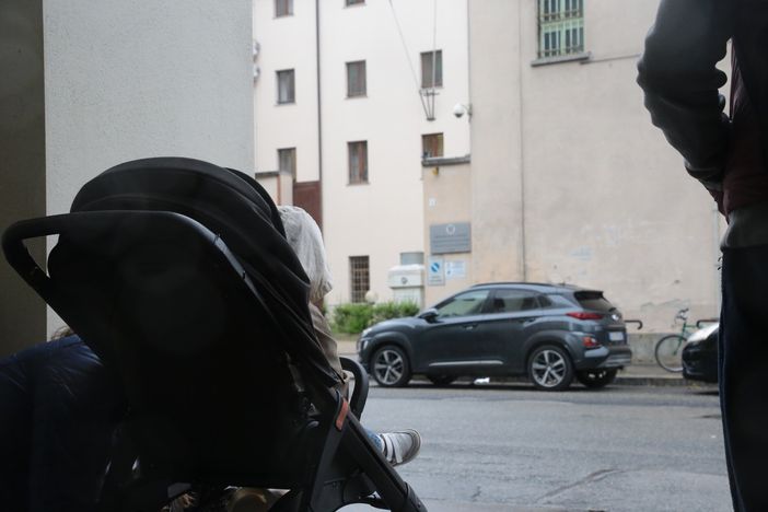 Con cinturone e pistola, in servizio al carcere minorile in gravidanza