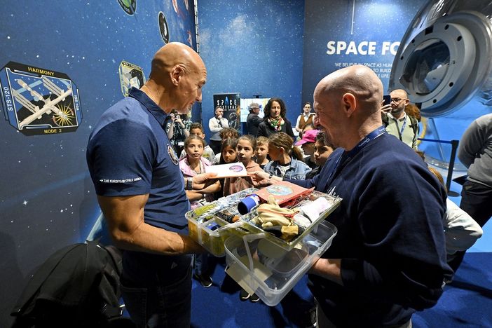 L'astronauta Luca Parmitano in visita a Thales Alenia Space