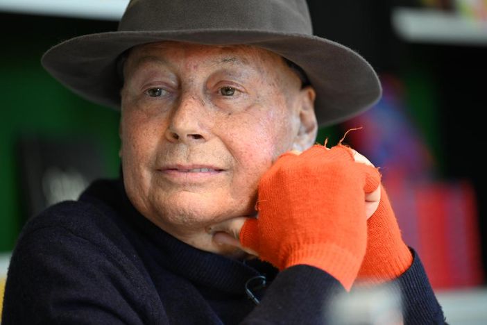 &quot;Una Traviata da cortile&quot; di e con Alessandro Baricco chiude Seven Springs 2025