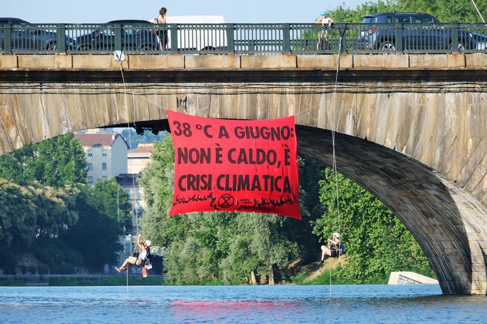"Non è caldo, è crisi climatica": nuova protesta di Extinction Rebellion