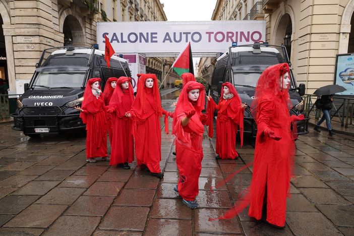 Blitz di Exctinction Rebellion durante l'inaugurazione del Salone dell'Auto