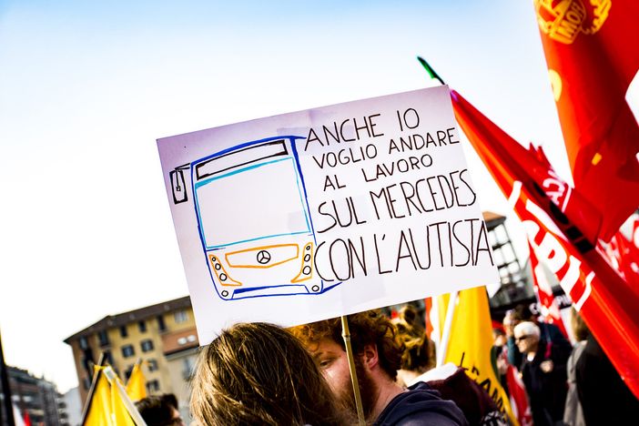 La mobilitazione della Cgil per il trasporto pubblico sul piazzale della Regione La mobilitazione della Cgil per il trasporto pubblico sul piazzale della Regione