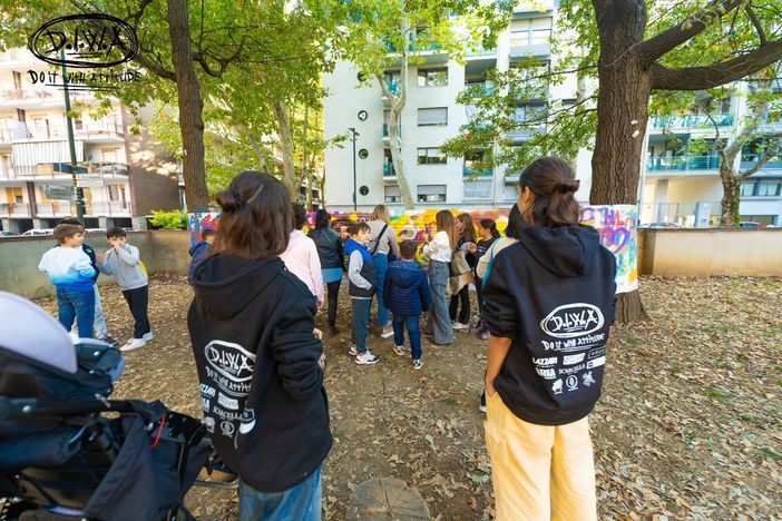 L'intervento artistico sui muri della scuola Antonelli