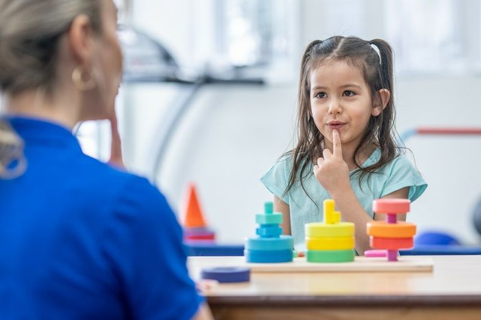 Disturbi della comunicazione e del linguaggio nei bambini: cosa sono, come riconoscerli e curarli Disturbi della comunicazione e del linguaggio nei bambini: cosa sono, come riconoscerli e curarli
