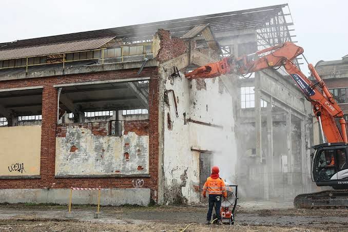 Demolizioni alle ex Grandi Motori di via Cuneo