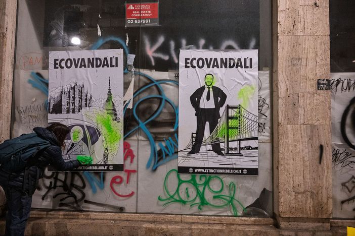 I poster provocatori di Extinction Rebellion invadono il centro di Torino