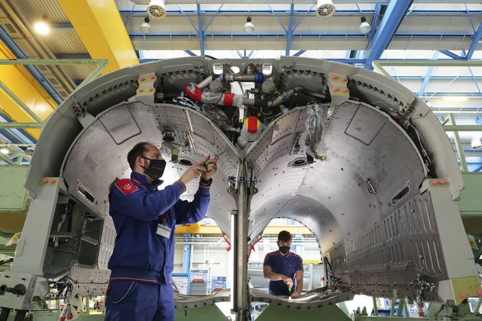 Al lavoro negli stabilimenti Leonardo di Caselle Torinese
