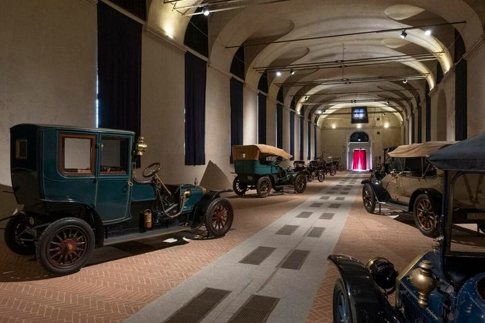 Una immagine delle auto d'epoca in mostra a Stupinigi Una immagine delle auto d'epoca in mostra a Stupinigi