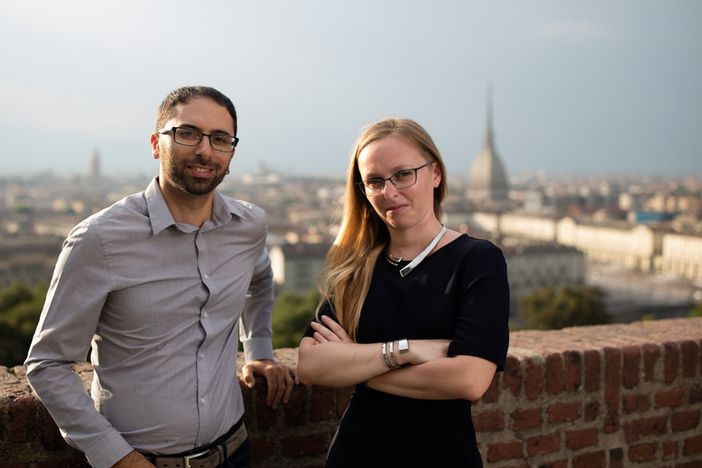 due persone sorridenti con vista su Torino