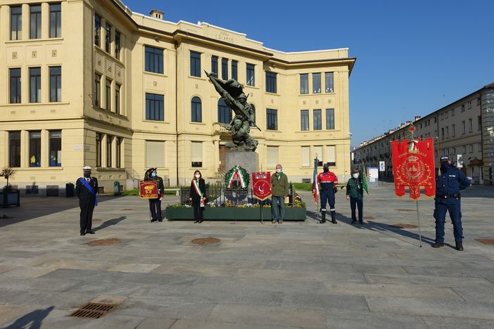 Venaria celebra il suo 25 aprile &quot;in quarantena&quot;, ma ricorda i suoi caduti con le foto davanti al Comune [VIDEO]