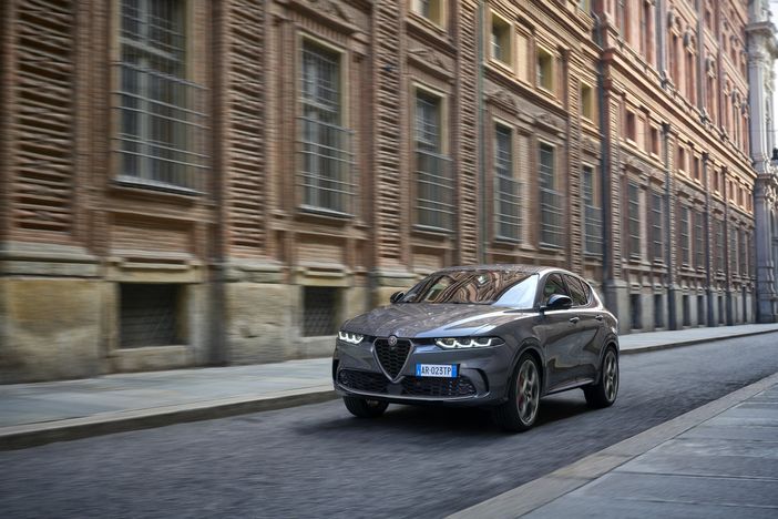 Scegli da Autoingros Alfa Romeo Tonale ora anche Plug-In Hybrid Q4: la Sportività Efficiente di Alfa Romeo