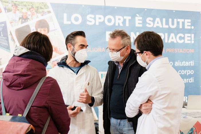 Appuntamento fieristico con stand e persone