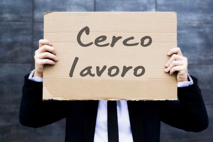uomo con cartello Cerco Lavoro uomo con cartello Cerco Lavoro