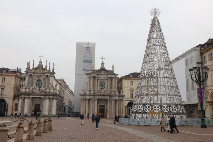 In piazza San Carlo è già Natale, con l'albero illuminato e il Calendario dell'Avvento [FOTO]