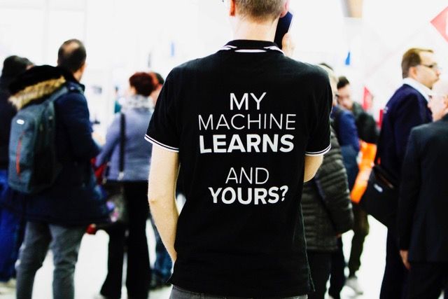 Un ragazzo di spalle indossa una maglia con una scritta in inglese