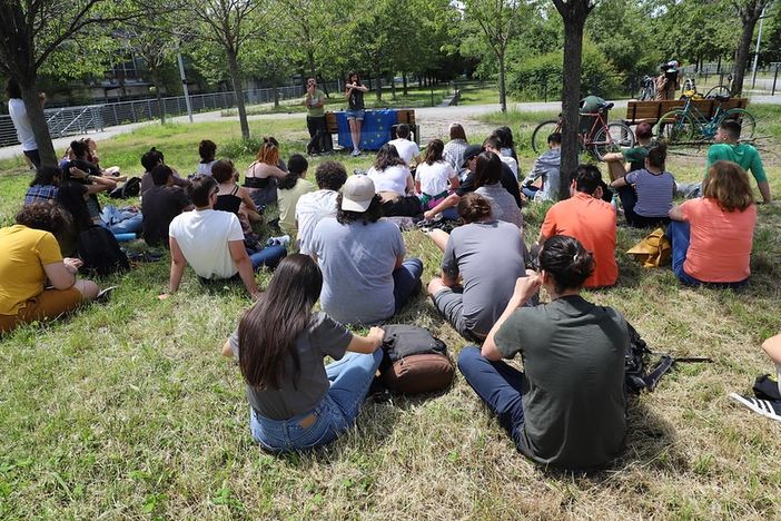 Sul caso del 19enne ucciso parlano i ragazzi di Acmos: "Più donne, più socialità, meno paura" Sul caso del 19enne ucciso parlano i ragazzi di Acmos: "Più donne, più socialità, meno paura"