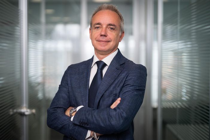 manager con le braccia incrociate manager con le braccia incrociate