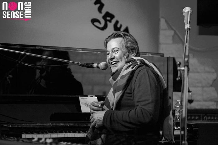 Il cantautore cuneese Andrea Giraudo in esibizione live al Circolo Machito di Torino