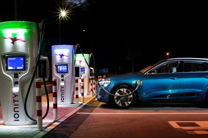 Audi e-tron: 110 chilometri d’autonomia in 10 minuti di ricarica