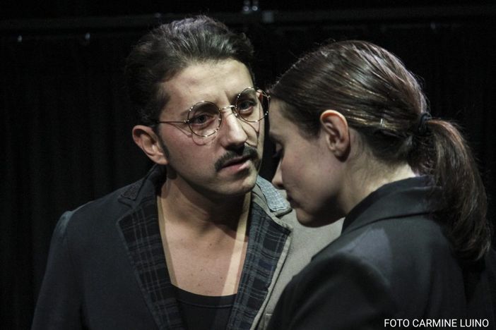 Fertili Terreni Teatro riparte al Bellarte con "Il berretto a sonagli" Fertili Terreni Teatro riparte al Bellarte con "Il berretto a sonagli"