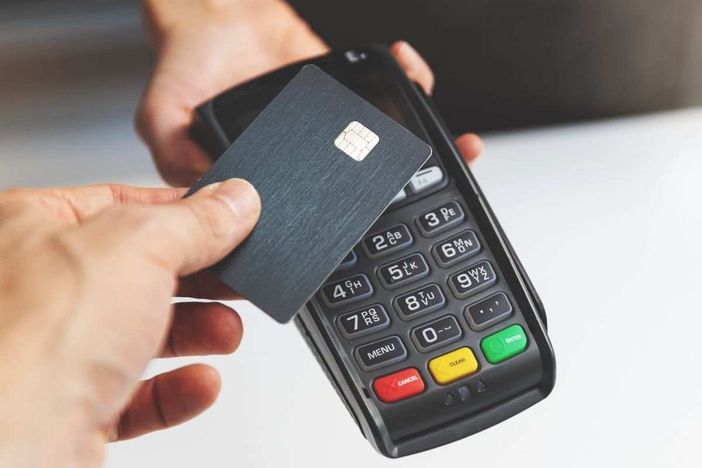 Usano il bancomat rubato a un anziano per pagare una corsa in taxi: arrestati Usano il bancomat rubato a un anziano per pagare una corsa in taxi: arrestati