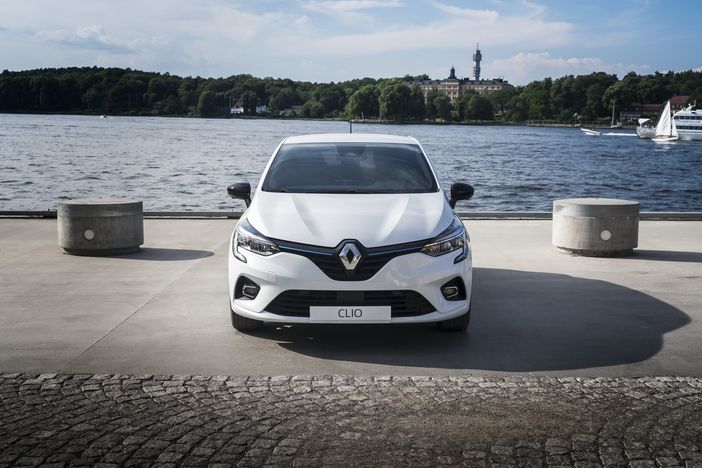 Renault Clio festeggia i 30 anni con la tecnologia E-TECH hybrid