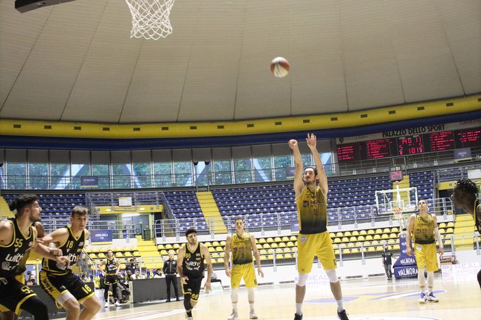 La Reale Mutua Basket Torino supera Napoli e la aggancia in vetta