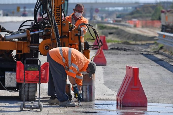 Lavoratori in un cantiere Lavoratori in un cantiere
