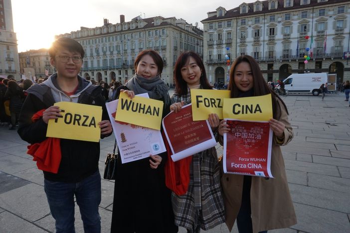 "Sì alla solidarietà, no al razzismo. Forza Cina, Forza Wuhan!": pensieri dei partecipanti di oggi al Flash Mob in Piazza Castello organizzato dall’istituto Confucio [VIDEO]