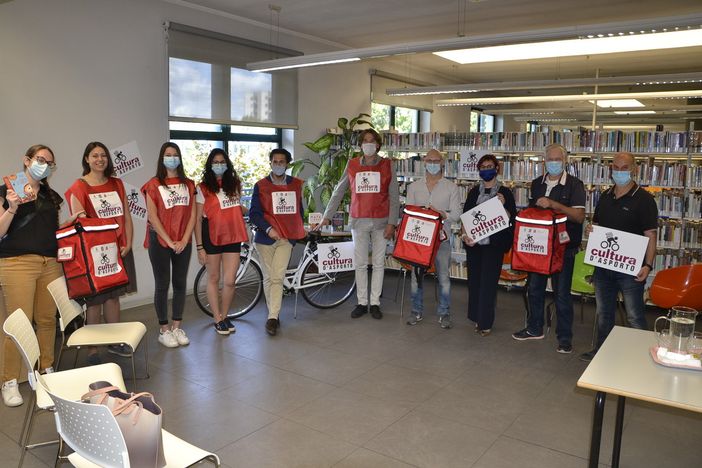 Da domani a Nichelino tornano in pista i bikers della &quot;cultura d'asporto&quot;: il libro in prestito portato a casa