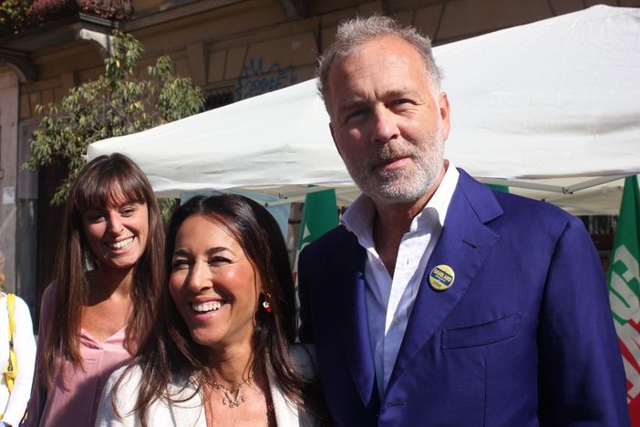 Paolo Damilano con Licia Ronzulli, in piazza Santa Rita