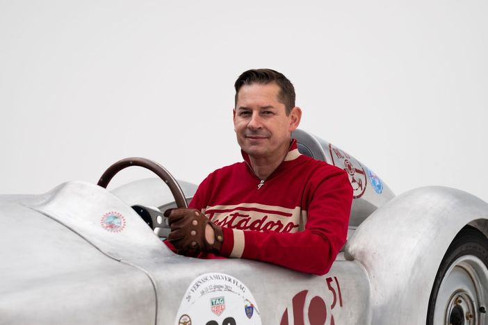 Un uomo seduto a bordo di una vettura