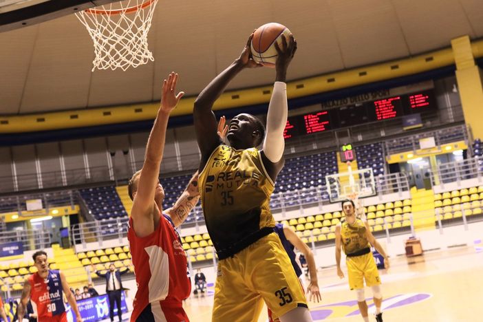 La Reale Mutua Basket Torino ce la mette tutta, ma il derby va a Biella