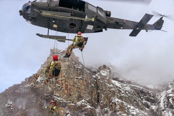 Esercitazione “Altius Two”: alpini, finanzieri e specialisti del Soccorso Alpino si addestrano sulla Rocca Sbarua Esercitazione “Altius Two”: alpini, finanzieri e specialisti del Soccorso Alpino si addestrano sulla Rocca Sbarua